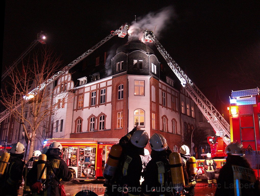 Feuer 3 Dachstuhlbrand Koeln Muelheim Gluecksburgstr P152.JPG